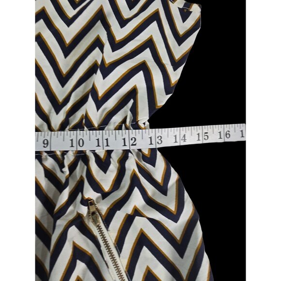 Speed Control New York Size L Chevron Black and White Party Dress Cinched at Wai - Picture 6 of 8